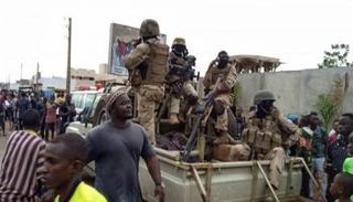 قوات من الجيش الصومالي تمشط إحدى القرى- أرشيفية