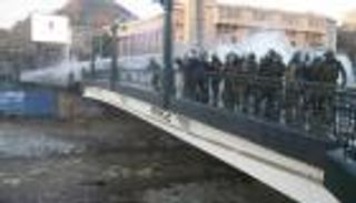 فيديو صادم.. شرطي بتشيلي يلقي صبيا من أعلى جسر