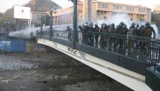 الصبي يرقد بلا حراك ووجهه لأسفل في المياه 