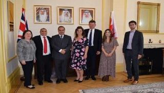 سفير البحرين لدى بريطانيا خلال لقاء مع العوائل اليهودية