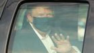 بجولة السيارة.. ترامب يدهس كورونا ويستفز الأطباء