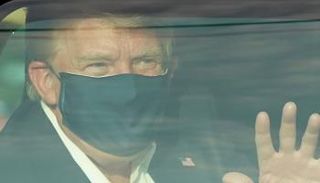 ترامب يلوح من السيارة خارج المستشفى في زيارة مفاجئة لمؤيديه - أ ف ب