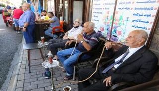 رجال يدخنون الشيشة في صيدا - رويترز