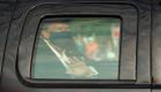 رسالة "طمأنة" من ترامب لمؤيديه.. جولة بمحيط المستشفى