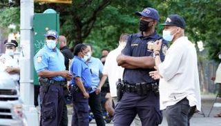 ضباط من شرطة نيويورك أثناء الخدمة