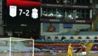 أستون فيلا ضد ليفربول.. تحية ملكية وساويرس يدعم الفقراء