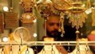 عودة ترامب توقف مكاسب الذهب وهبوط الدولار يحد من الخسائر