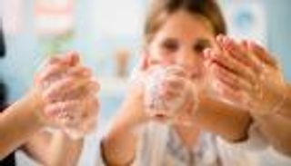 دراسة تكشف مدة بقاء كورونا على جلد الإنسان 