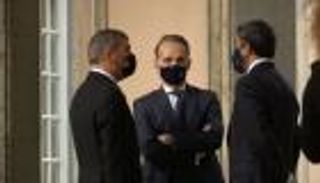 عبدالله بن زايد يزور "الهولوكوست".. ورسالة لأرواح الضحايا 