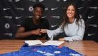 "المرأة الحديدية" تواصل تقديم الهدايا لجماهير تشيلسي