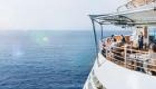 سفينة فاخرة من 11 دورا تكشف روعة البحر الأحمر في السعودية 