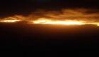 قذائف الحوثي تشعل النار في مجمع صناعي بالحديدة