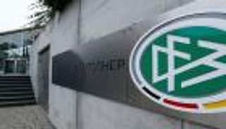 تفتيش منازل المسؤولين.. تهم التهرب الضريبي تضرب اتحاد الكرة الألماني