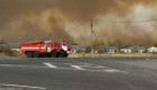 السماء تمطر شظايا.. حريق هائل يخلي 10 قرى روسية