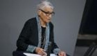 وفاة الكاتبة روث كلوجر.. أديبة روت فظائع النازية بـ10 لغات