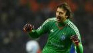 كورونا يعيد حارسا عجوزا من الاعتزال