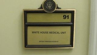 اللافتة المعلقة على باب الوحدة الطبية بالبيت الأبيض