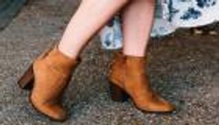 "الأنكل بوت" يزهو بلون الكونياك.. إطلالة دافئة 