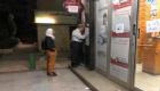 الصيدليات المصرية معزولة في زمن كورونا.. الدواء من "النافذة"