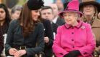 كتاب جديد يكشف أسرار العائلة المالكة.. كيت رفضت دعوة الملكة