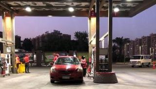 أميرة تباشر عملها في محطة الوقود