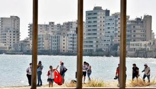 شاطئ فاروشا في مدينة فاماغوستا بشمال قبرص - رويترز