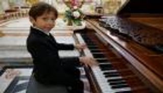 بالصور.. عازف بيانو فرنسي عمره 6 سنوات.. موهبة استثنائية