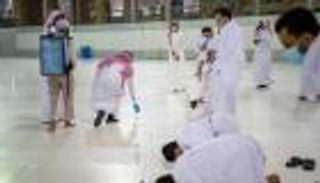 بالصور.. أول صلاة جمعة للمعتمرين بالمسجد الحرام في زمن كورونا