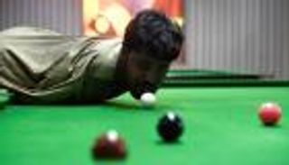 مبتور الذراعين يقهر منافسيه الأصحاء في البلياردو.. ما السر؟