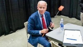 بايدن يسخر من بنس بمضرب ذباب