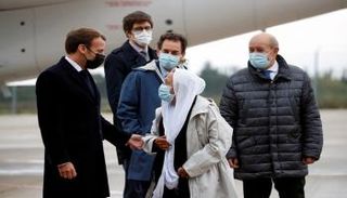 ماكرون خلال استقبال الرهينة الفرنسية السابقة صوفي بترونان