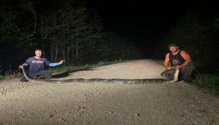 الصيادان كيفن بافليديس وراين أوسبورن أمام صيدهما الثمين