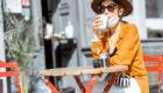 400 يورو غرامة.. والتهمة "خلع الكمامة لشرب القهوة"