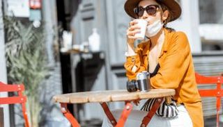 تغريم إيطالية 400 يورو لخلعها الكمامة أثناء شرب القهوة