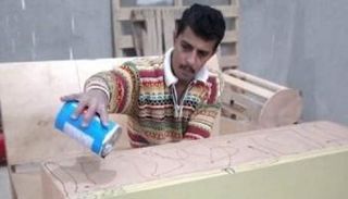 اليمني يوسف محمد يمارس عمله