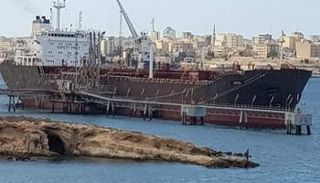 الناقلة ARIN على رصيف شركة البريقة