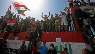 مليشيات إيران بالعراق تقمع المتظاهرين - أ.ف.ب
