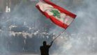 "كان عنا وطن".. لبنانيون في انتظار "المنقذ"