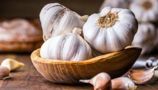 خبير يحذر من مخاطر تناول الثوم النيء