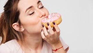 الإفراط في تناول الحلوى يؤدي لتراكم الدهون بمنطقة البطن