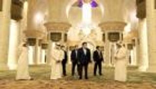 رئيس وزراء كازاخستان يزور جامع الشيخ زايد الكبير بأبوظبي