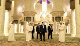 رئيس وزراء جمهورية كازاخستان أثناء زيارة جامع الشيخ زايد الكبير