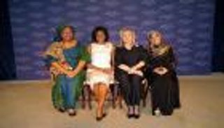 هيلاري عرّابة الفوضى باليمن.. هكذا مُنحت "نوبل" لكرمان