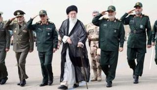 مرشد إيران على خامنئي يرافقه عدد من قادة مليشيا الحرس الثوري - أرشيفية