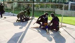 عناصر من الشرطة توقف المحتجين