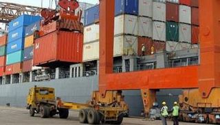 سفينة تركية على رصيف الميناء