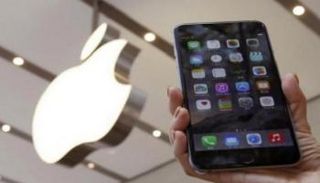  أحد هواتف آيفون وشعار أبل 