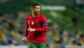 قميص رونالدو "المتسخ" يهدد لاعب منتخب فرنسا