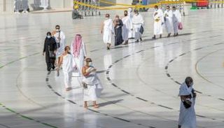 معتمرون يؤدون المناسك في المرحلة الأولى