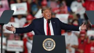 الرئيس الأمريكي دونالد ترامب خلال التجمع الانتخابي في فلوريدا - أ.ف.ب